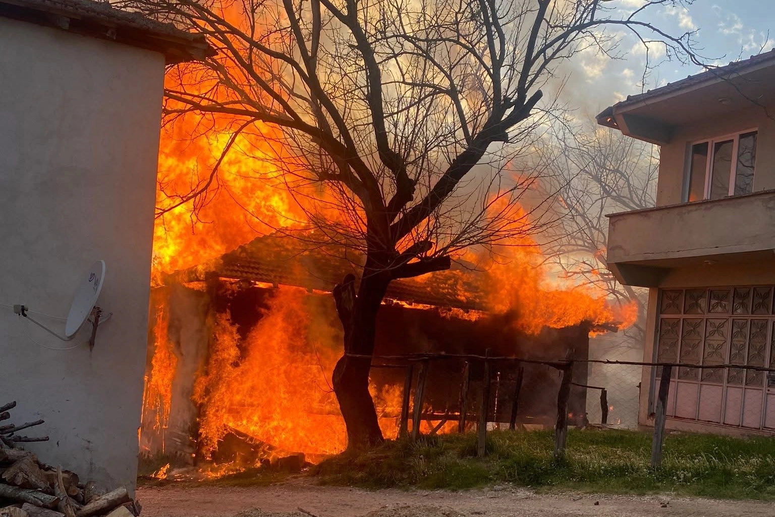 Düzce Yığılca'da ev ve traktör yandı