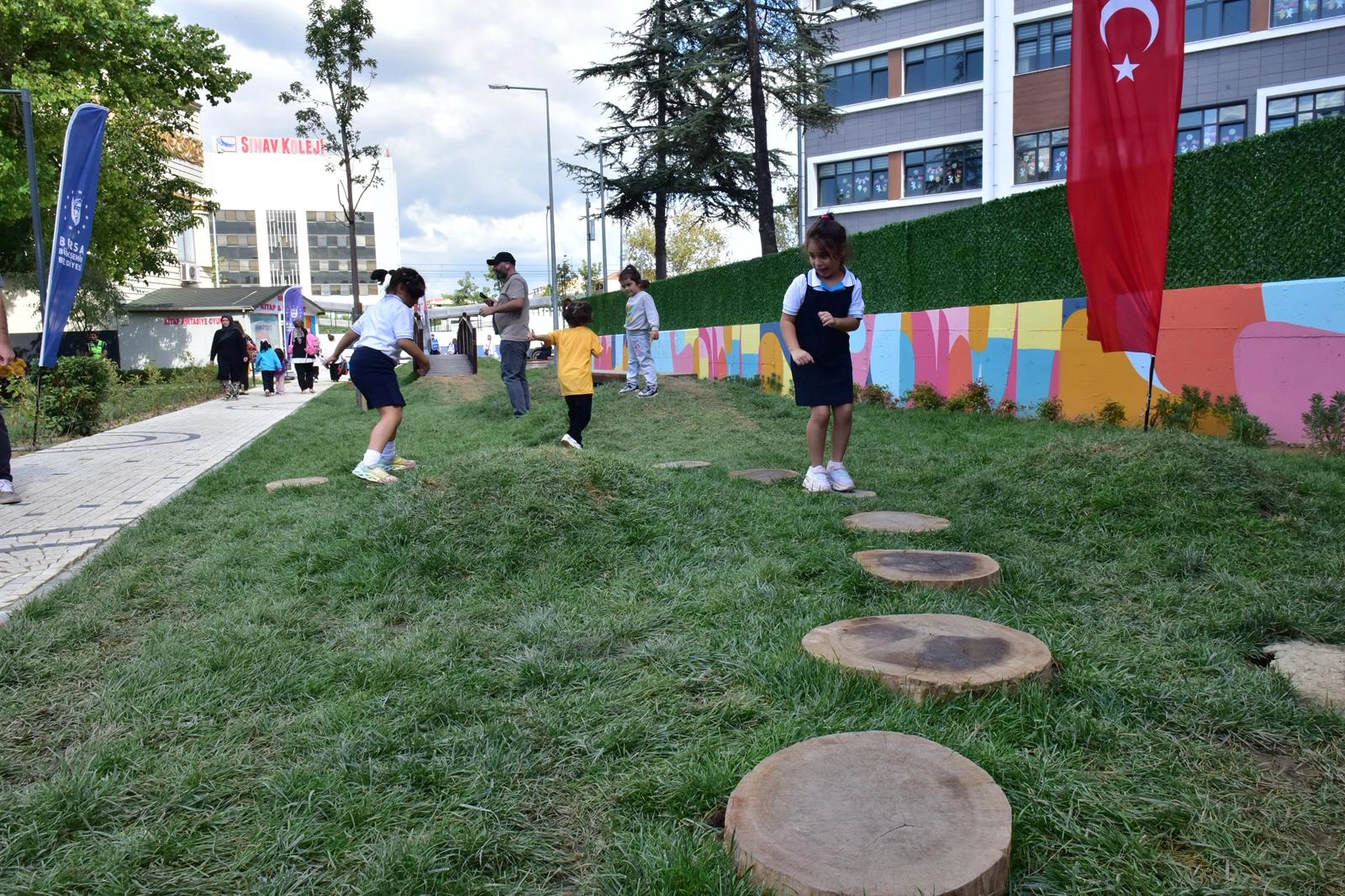 Bursa'da sokaklar çocuklarla gülümsüyor