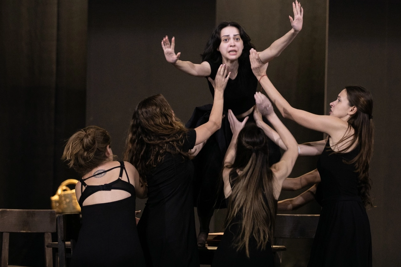 İzmir Şehir Tiyatroları'nın “Cadı Kazanı” provalarına devam