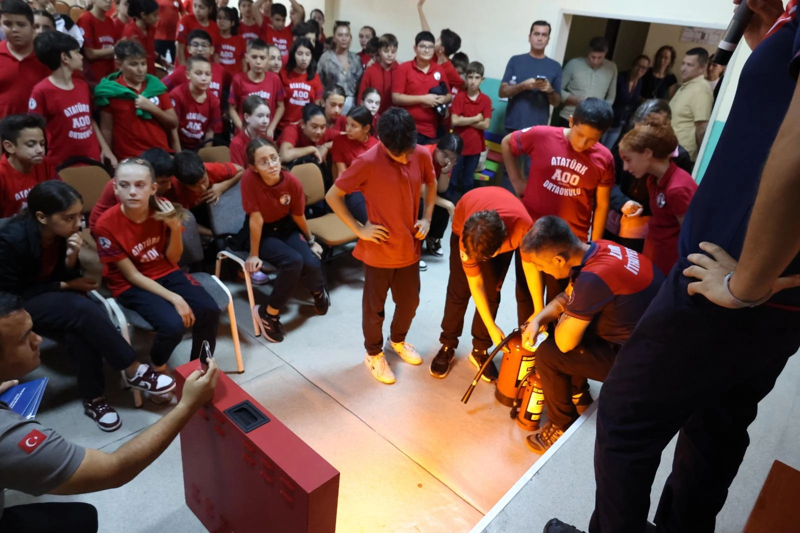 İzmir’de ateş savaşçıları öğrencilerle buluştu